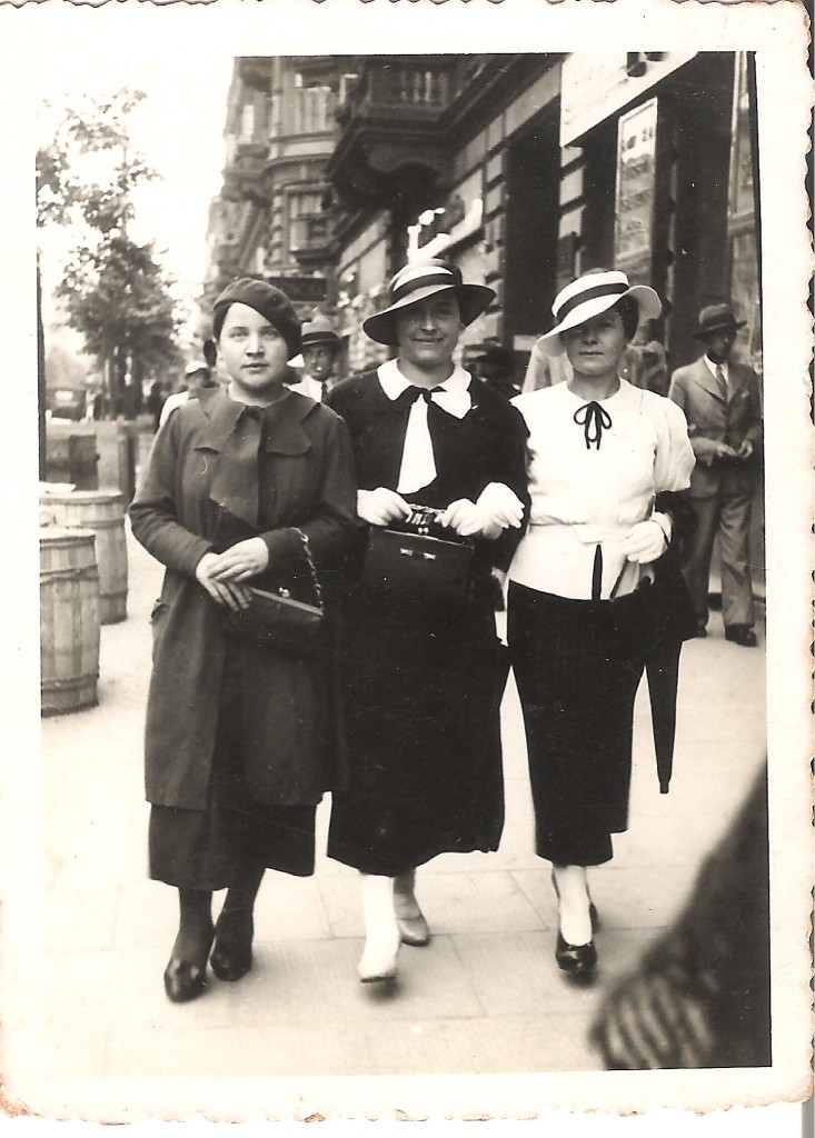 Na spacerze z siostrami od lewej - Felicją i Leokadią. Warszawa lata 30 - te.